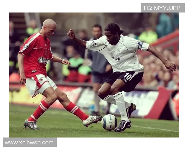 模仿足球明星球技的技巧与训练方法分享助你提升球场表现